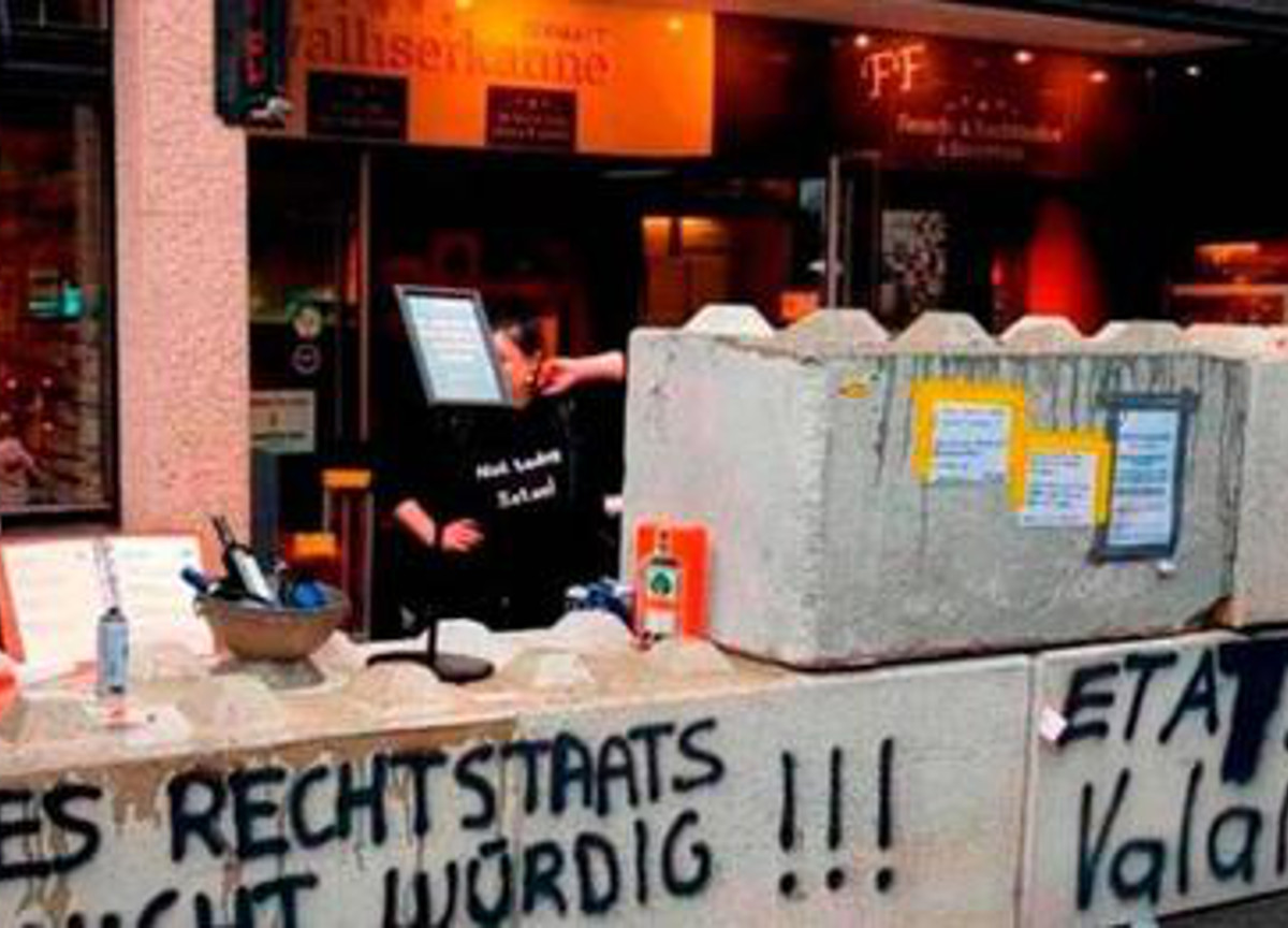 Svizzera, murata l’entrata al ristorante No Vax. Blocchi di cemento e sigilli Svizzera, murata l’entrata al ristorante No Vax. Blocchi di cemento e sigilli