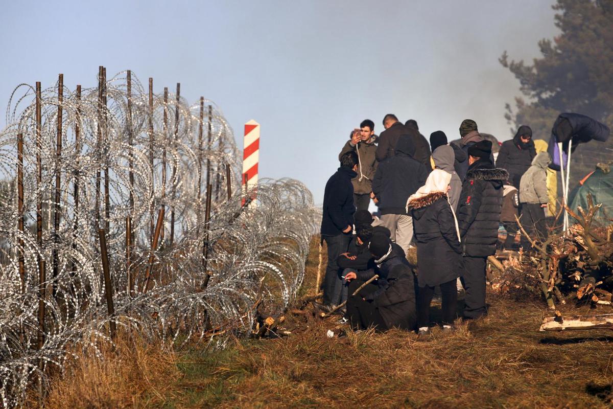 Varsavia-Minsk sull’orlo della guerra: 2mila migranti ammassati al confine Ue Varsavia-Minsk sull’orlo della guerra: 2mila migranti ammassati al confine Ue