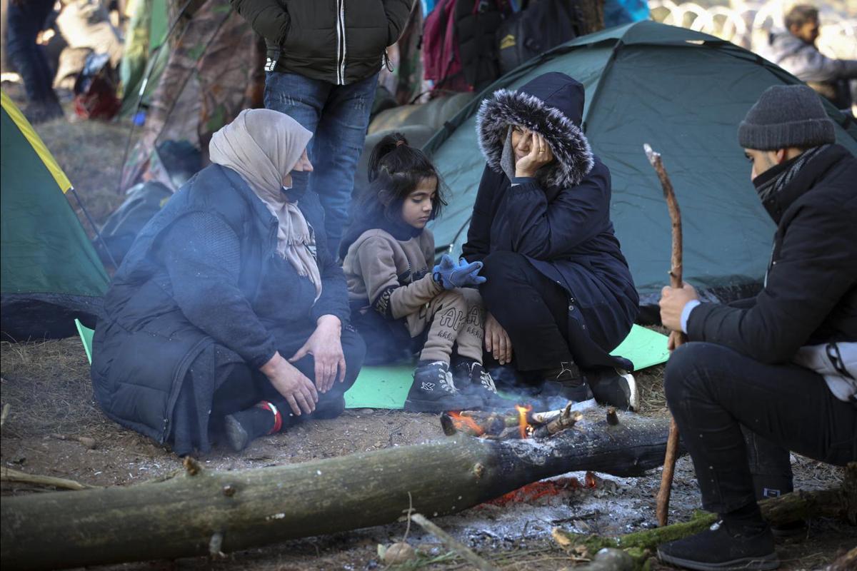 Varsavia-Minsk sull’orlo della guerra: 2mila migranti ammassati al confine Ue Varsavia-Minsk sull’orlo della guerra: 2mila migranti ammassati al confine Ue