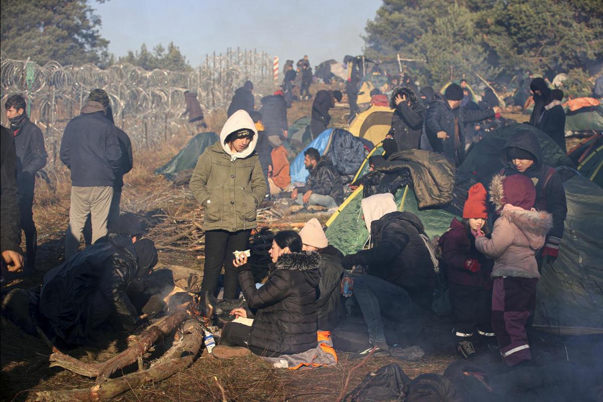 Varsavia-Minsk sull’orlo della guerra: 2mila migranti ammassati al confine Ue Varsavia-Minsk sull’orlo della guerra: 2mila migranti ammassati al confine Ue