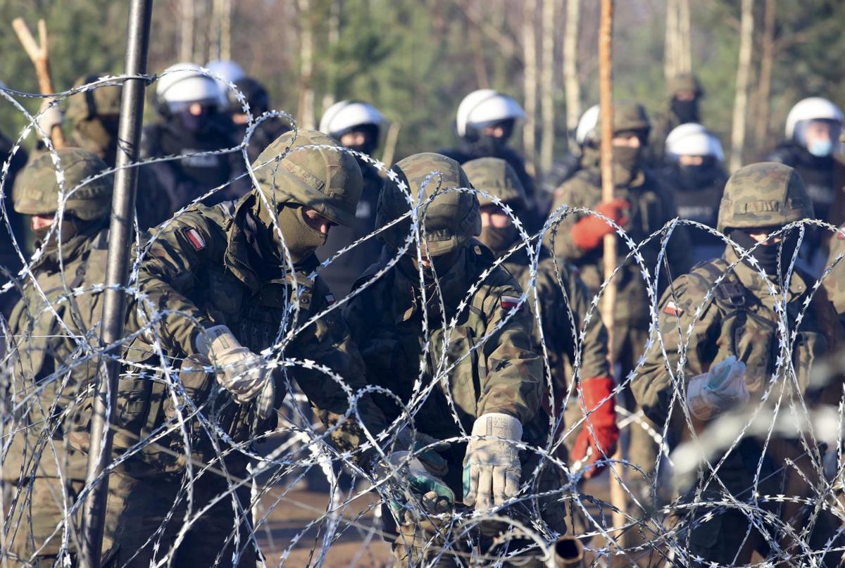 Varsavia-Minsk sull’orlo della guerra: 2mila migranti ammassati al confine Ue Varsavia-Minsk sull’orlo della guerra: 2mila migranti ammassati al confine Ue