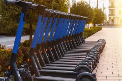 Dl Infrastrutture, nuove regole monopattini. Stop ai parcheggi sui marciapiedi