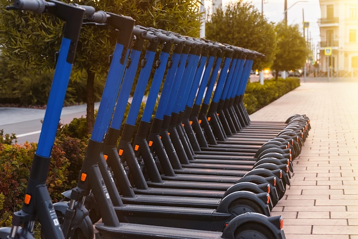 Dl Infrastrutture, nuove regole monopattini. Stop ai parcheggi sui marciapiedi Dl Infrastrutture, nuove regole monopattini. Stop ai parcheggi sui marciapiedi