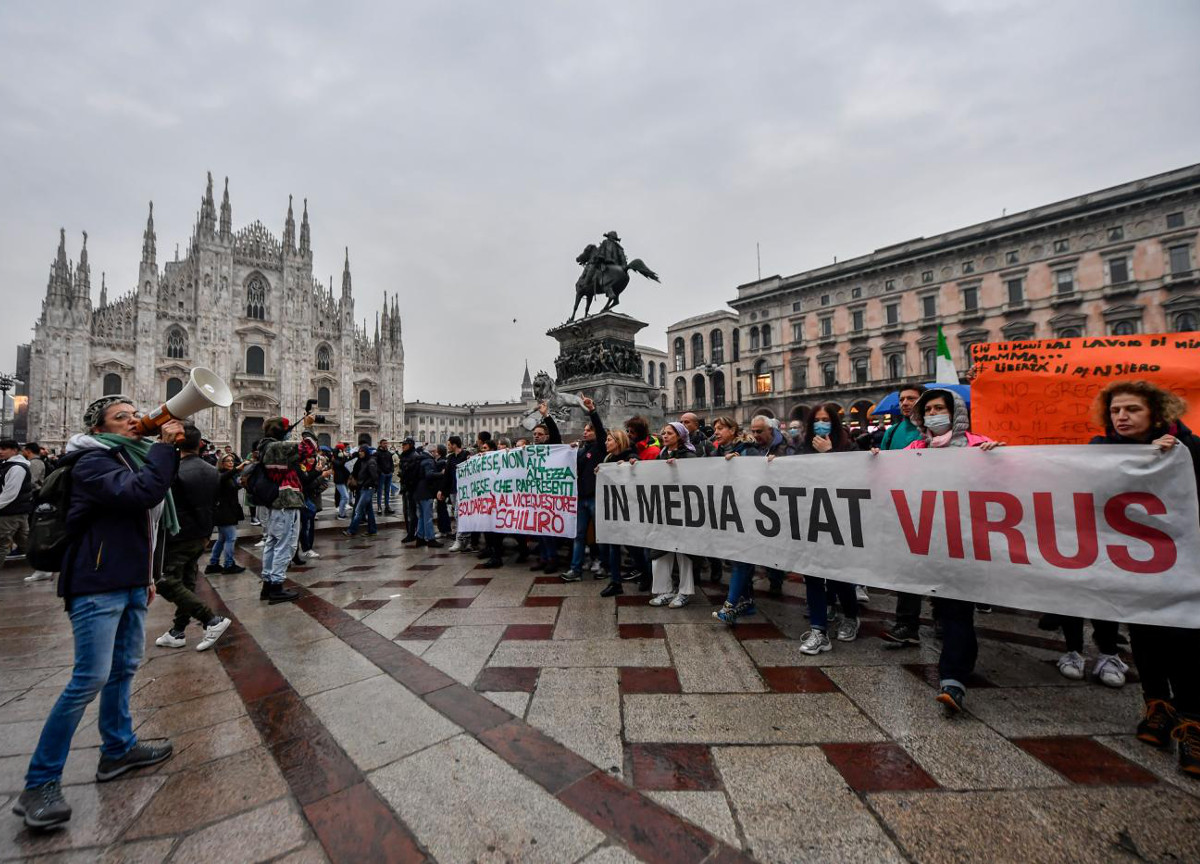 Cortei no green pass: a Milano, vietate manifestazioni in piazza Duomo Cortei no green pass: a Milano, vietate manifestazioni in piazza Duomo
