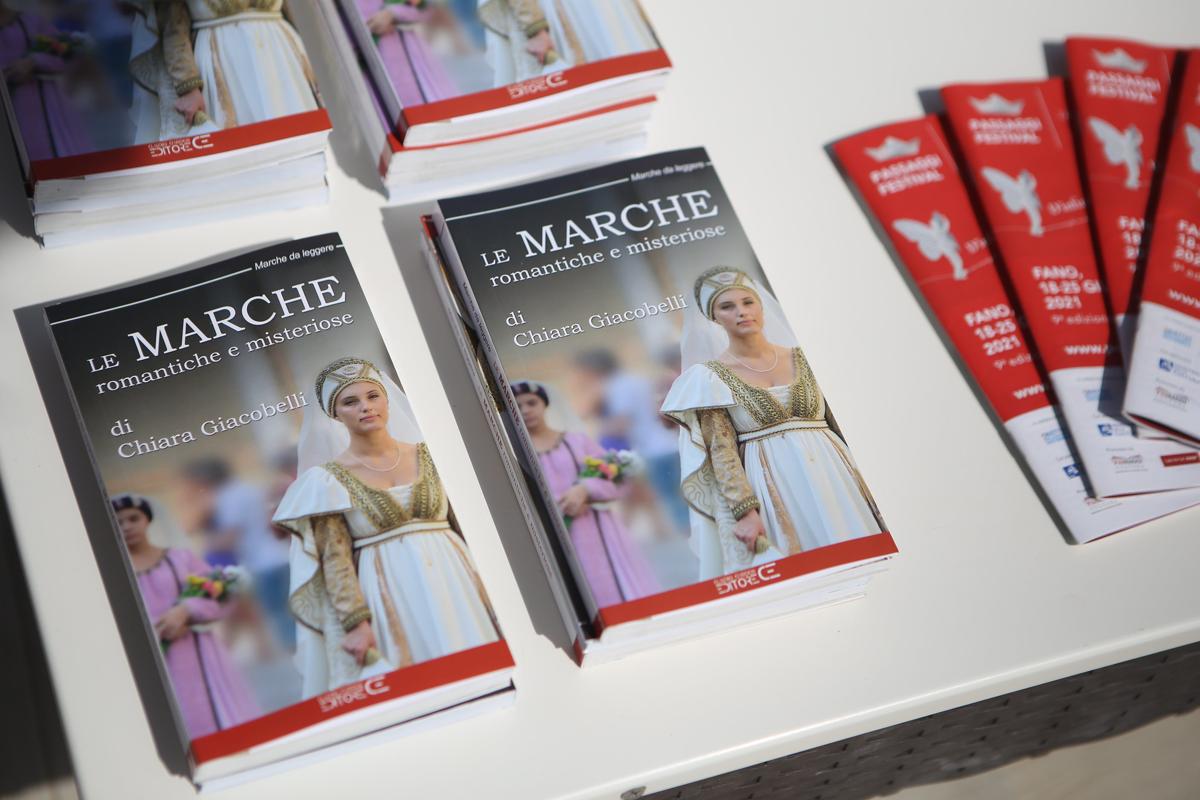 Chiara Giacobelli presenta “Le Marche romantiche e misteriose” a Jesi il 14/11 Chiara Giacobelli presenta “Le Marche romantiche e misteriose” a Jesi il 14/11
