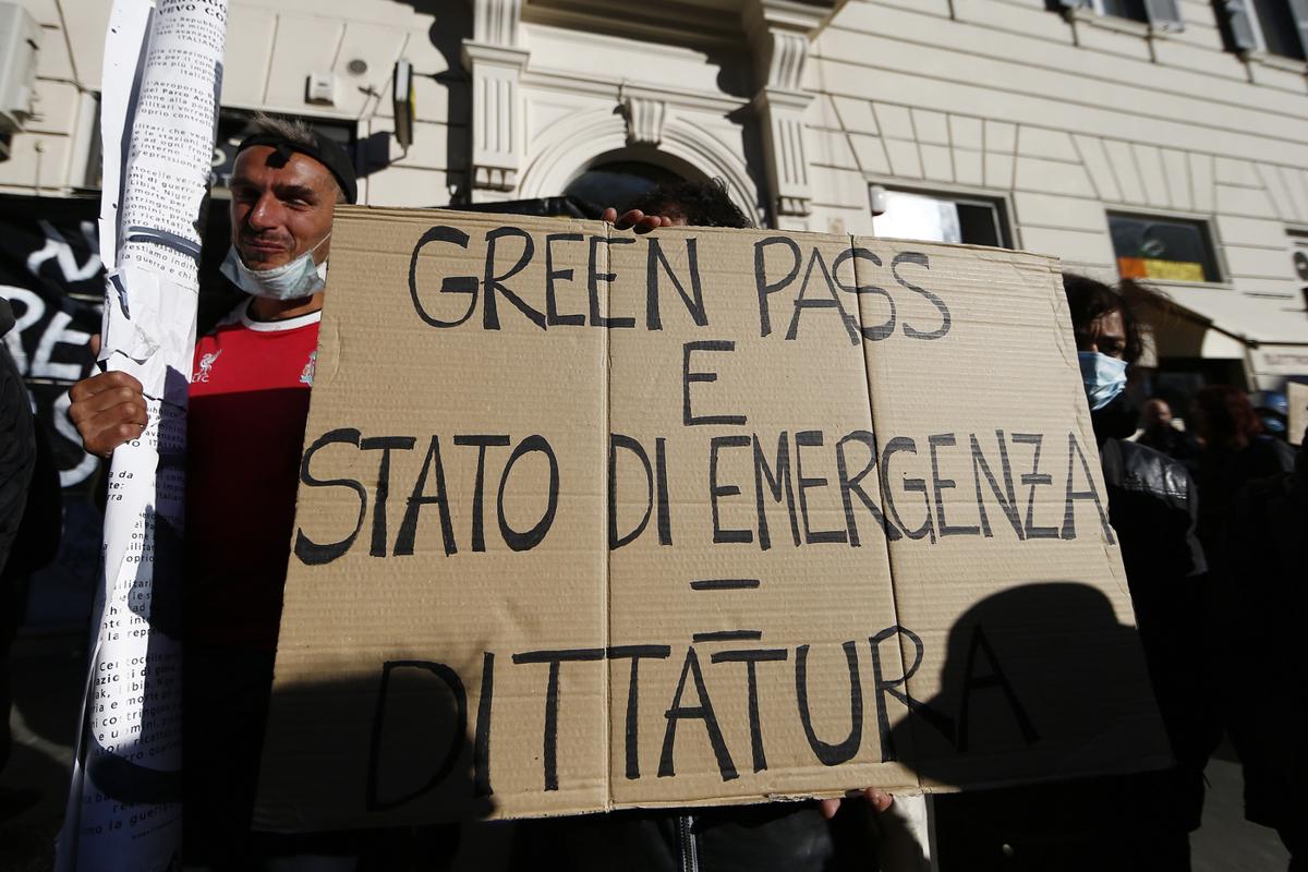 Cortei No Green pass: quattro indagati per le aggressioni ai giornalisti Cortei No Green pass: quattro indagati per le aggressioni ai giornalisti
