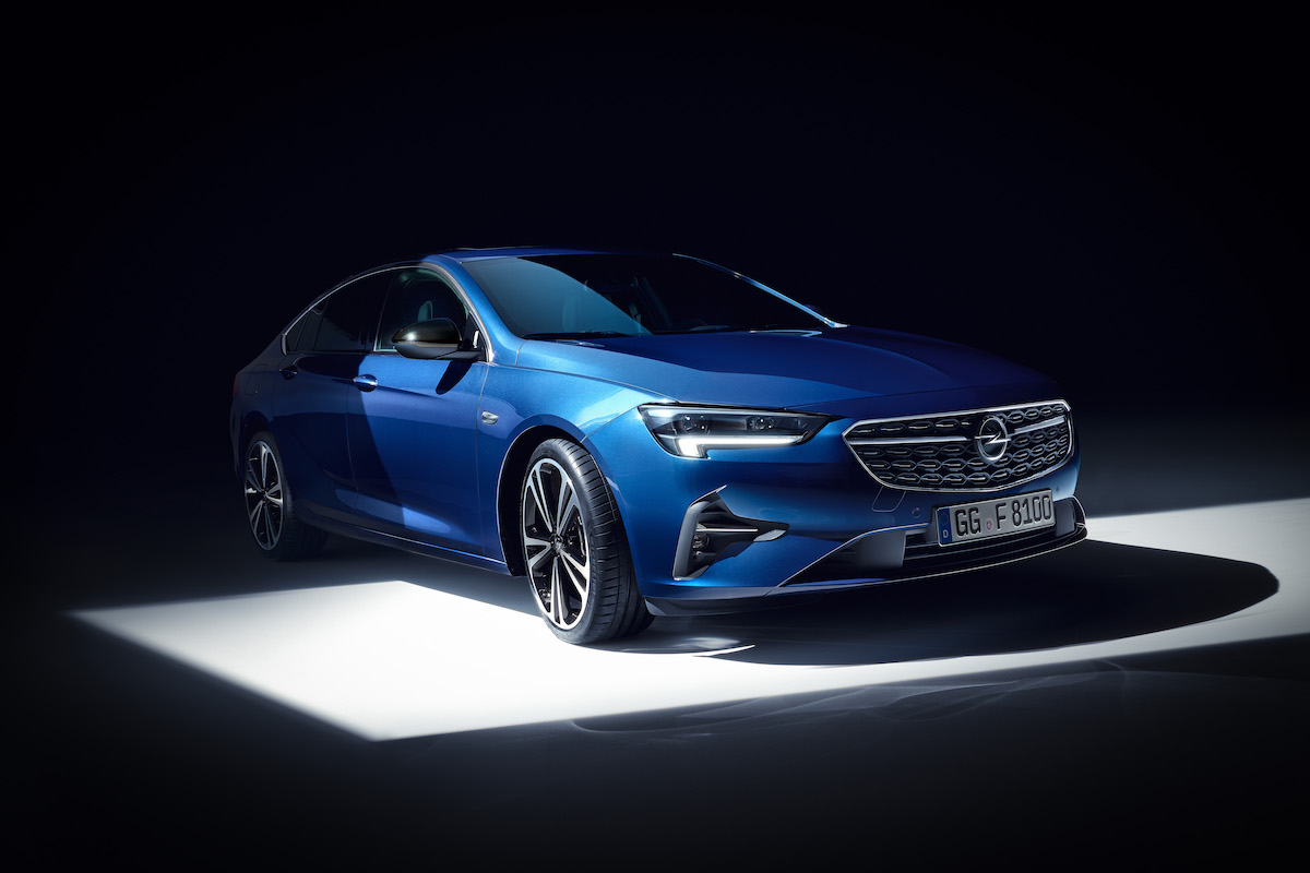 Opel: i fari Intelli-Lux LED sfidano il buio