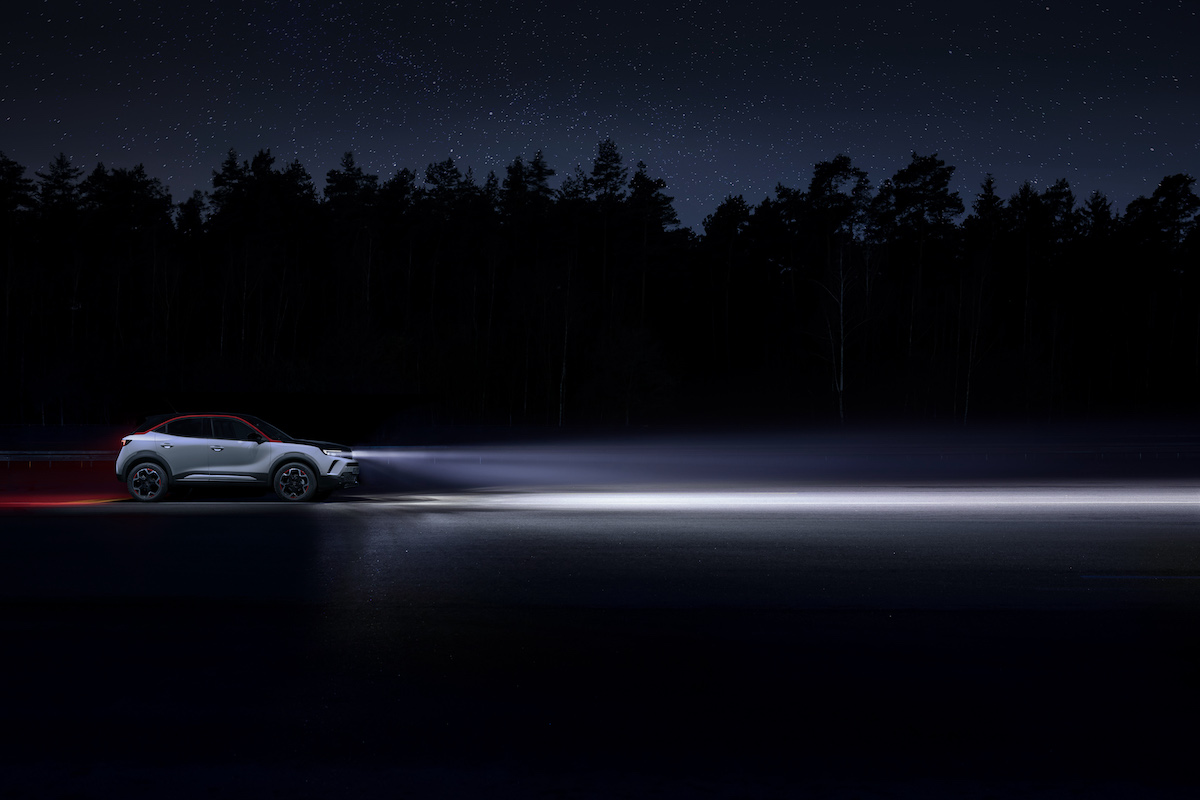 Opel: i fari Intelli-Lux LED sfidano il buio
