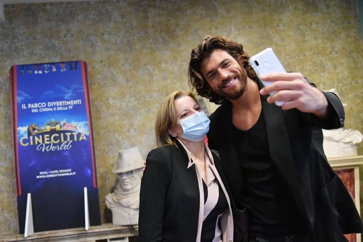 Can Yaman fa beneficenza aspettando Sandokan: evento Charity a Cinecittà World Can Yaman fa beneficenza aspettando Sandokan: evento Charity a Cinecittà World