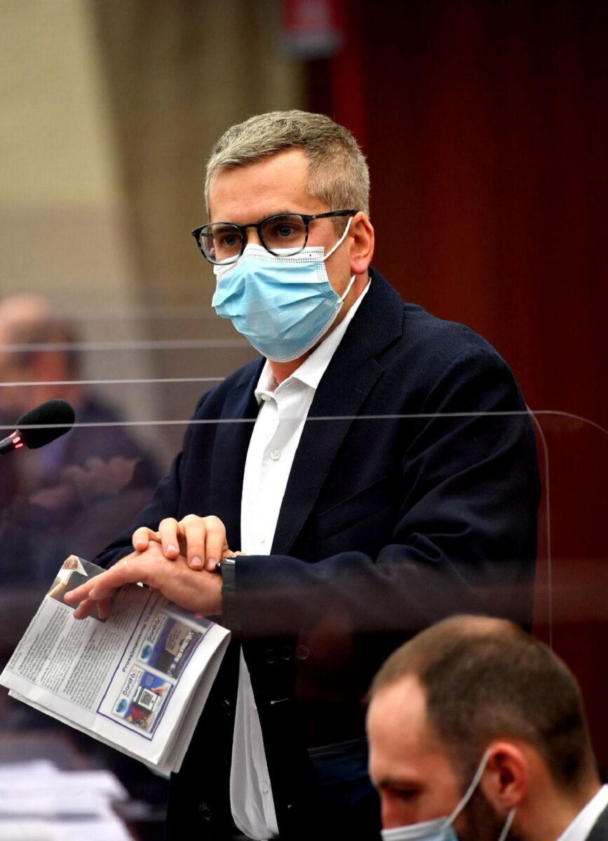 Bussolati, intervento da Guinness in aula: parla tutto il giorno. FOTO Bussolati, intervento da Guinness in aula: parla tutto il giorno. FOTO