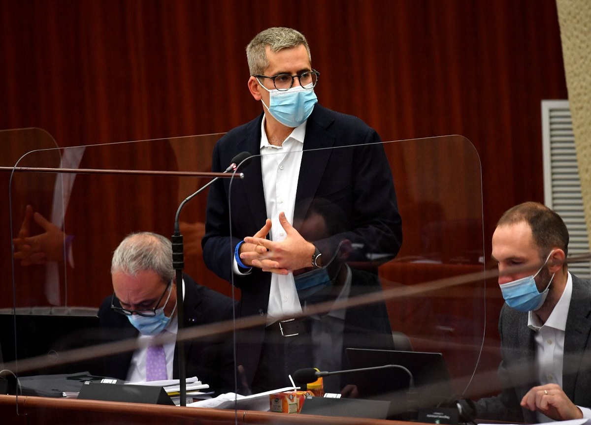 Bussolati, intervento da Guinness in aula: parla tutto il giorno. FOTO Bussolati, intervento da Guinness in aula: parla tutto il giorno. FOTO