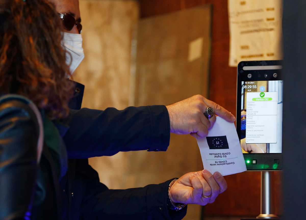 Governo, ipotesi riduzione validità tamponi a 24 ore. Terza dose per tutti