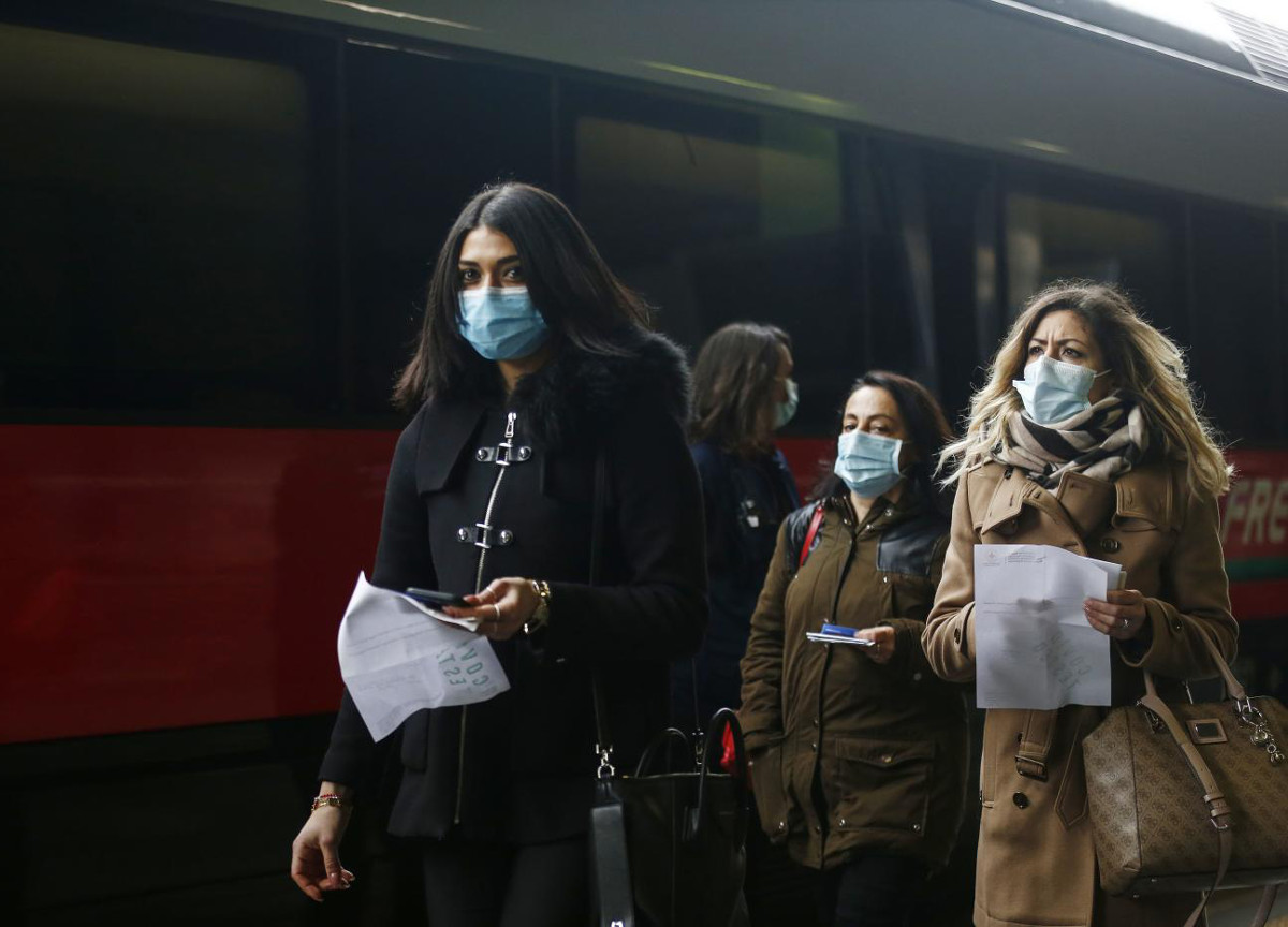 Governo, stop al treno con un sospetto Covid a bordo. Taxi, massimo 2 persone Governo, stop al treno con un sospetto Covid a bordo. Taxi, massimo 2 persone