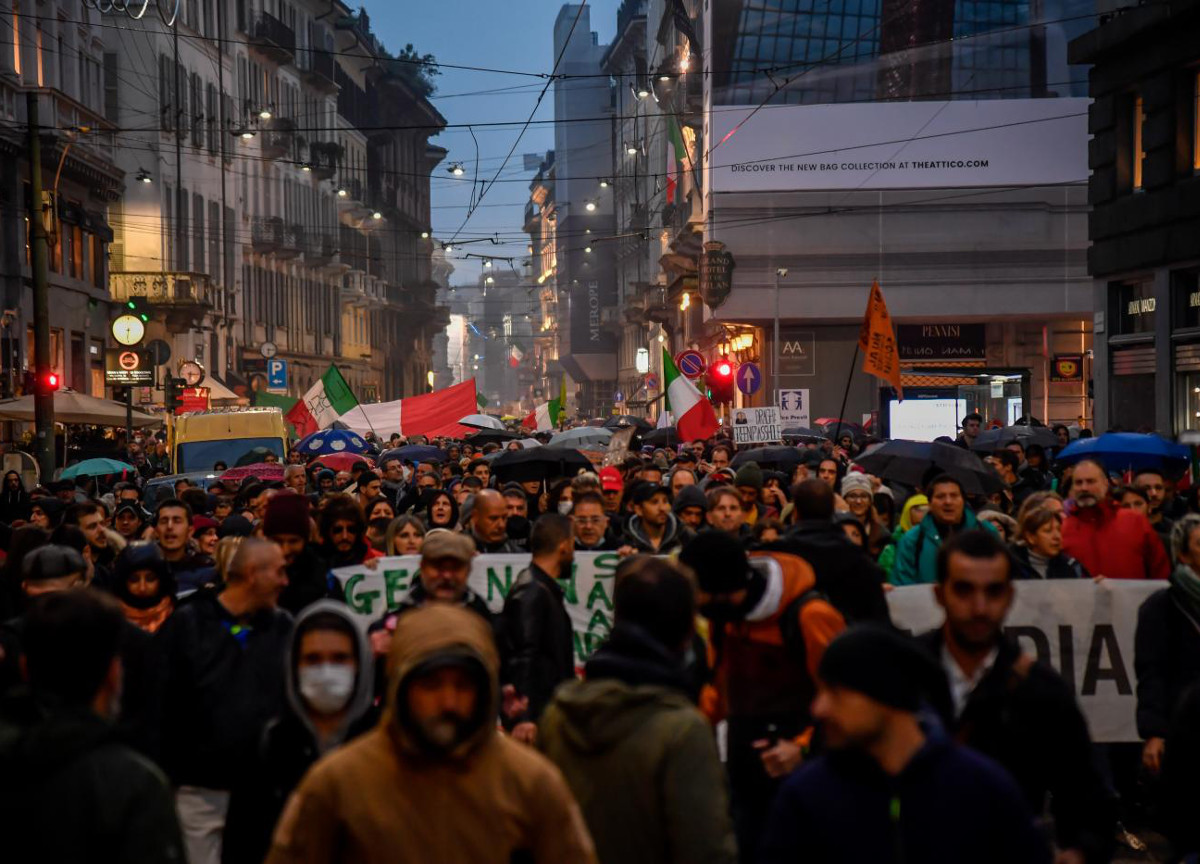 No Vax, “bottigliette con liquido corrosivo. Acido sulla polizia”. Le chat
