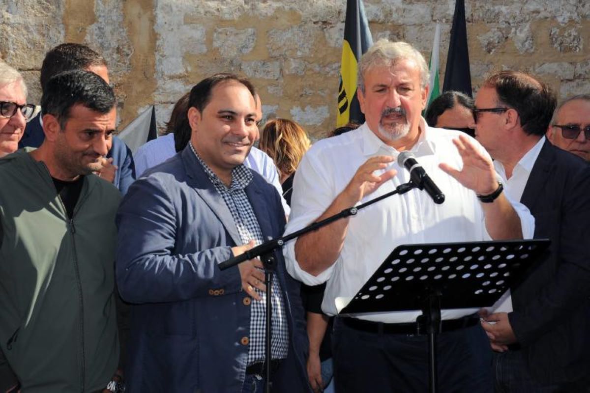 Taranto, 17 consiglieri si dimettono: sfiduciato il sindaco (del Pd) Melucci