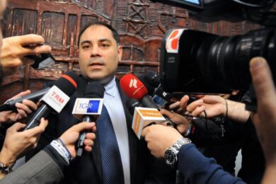Taranto, 17 consiglieri si dimettono: sfiduciato il sindaco (del Pd) Melucci