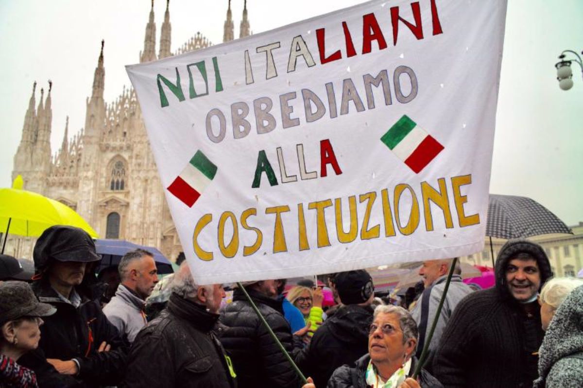 No Vax, “bottigliette con liquido corrosivo. Acido sulla polizia”. Le chat