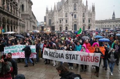 No Vax, “bottigliette con liquido corrosivo. Acido sulla polizia”. Le chat