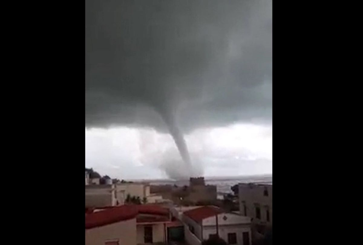 Tromba d’aria a Selinunte e grandinata, panico nel trapanese Tromba d’aria a Selinunte e grandinata, panico nel trapanese
