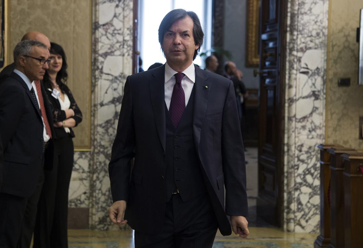 Intesa-Sanpaolo, accordo sindacale: 2 mila uscite a fronte di 1.100 assunti Intesa-Sanpaolo, accordo sindacale: 2 mila uscite a fronte di 1.100 assunti