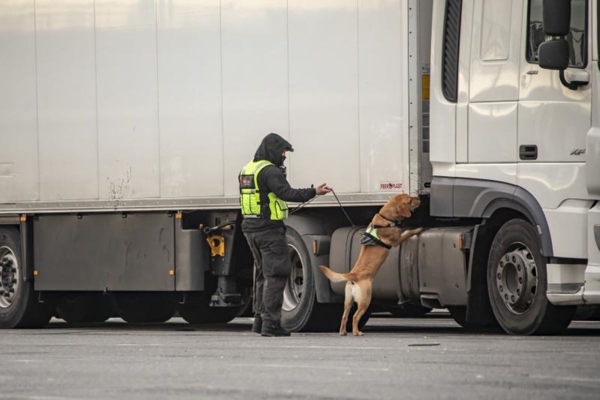 Decathlon Francia, canoe ritirate dal mercato per vietarne l’uso ai migranti