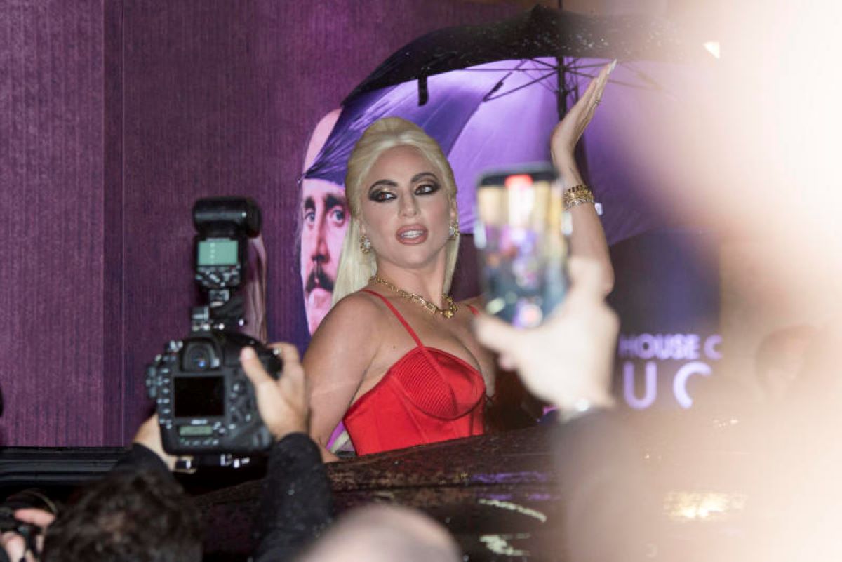 Lady Gaga, fiori ricevuti da Fazio? Buttati per terra, ecco perché. VIDEO