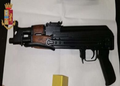 Kalashnikov e granate nel bagagliaio dell’auto: arrestato. FOTO