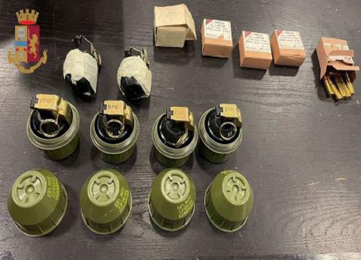 Kalashnikov e granate nel bagagliaio dell’auto: arrestato. FOTO Kalashnikov e granate nel bagagliaio dell’auto: arrestato. FOTO