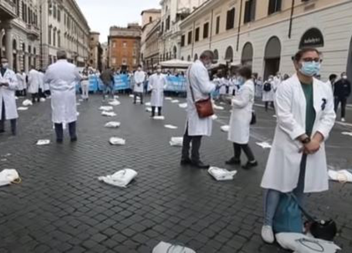 Coronavirus, medici d’urgenza e infermieri in piazza. “Noi siamo esausti” Coronavirus, medici d’urgenza e infermieri in piazza. “Noi siamo esausti”