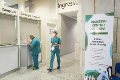 Coronavirus, medici d’urgenza e infermieri in piazza. “Noi siamo esausti”