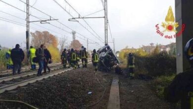 Parma, furgone cade sulla ferrovia: colpito da due treni. Morto un ragazzo