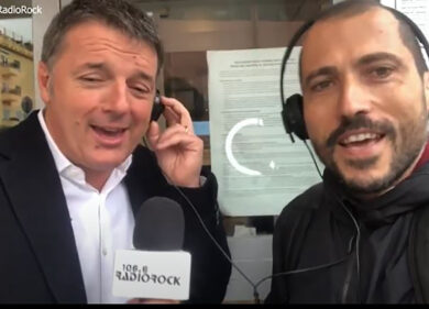 Renzi canta: “Sono un ragazzo fortunato” e dice: “Conte alla Leopolda? Solo..”