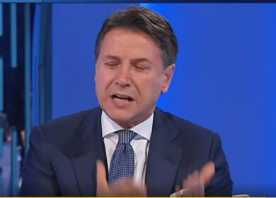 M5s spaccato. Spadafora attacca Conte: “Leader debole, ha fatto troppi errori”