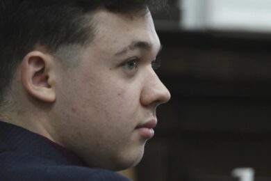 Kyle Rittenhouse assolto, uccise due manifestanti a Kenosha