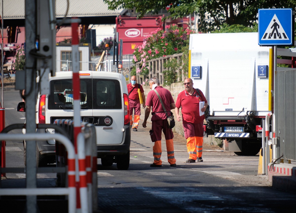 Rifiuti Roma, mossa disperata Ama. “Bonus ai netturbini che non si ammalano” Rifiuti Roma, mossa disperata Ama. “Bonus ai netturbini che non si ammalano”