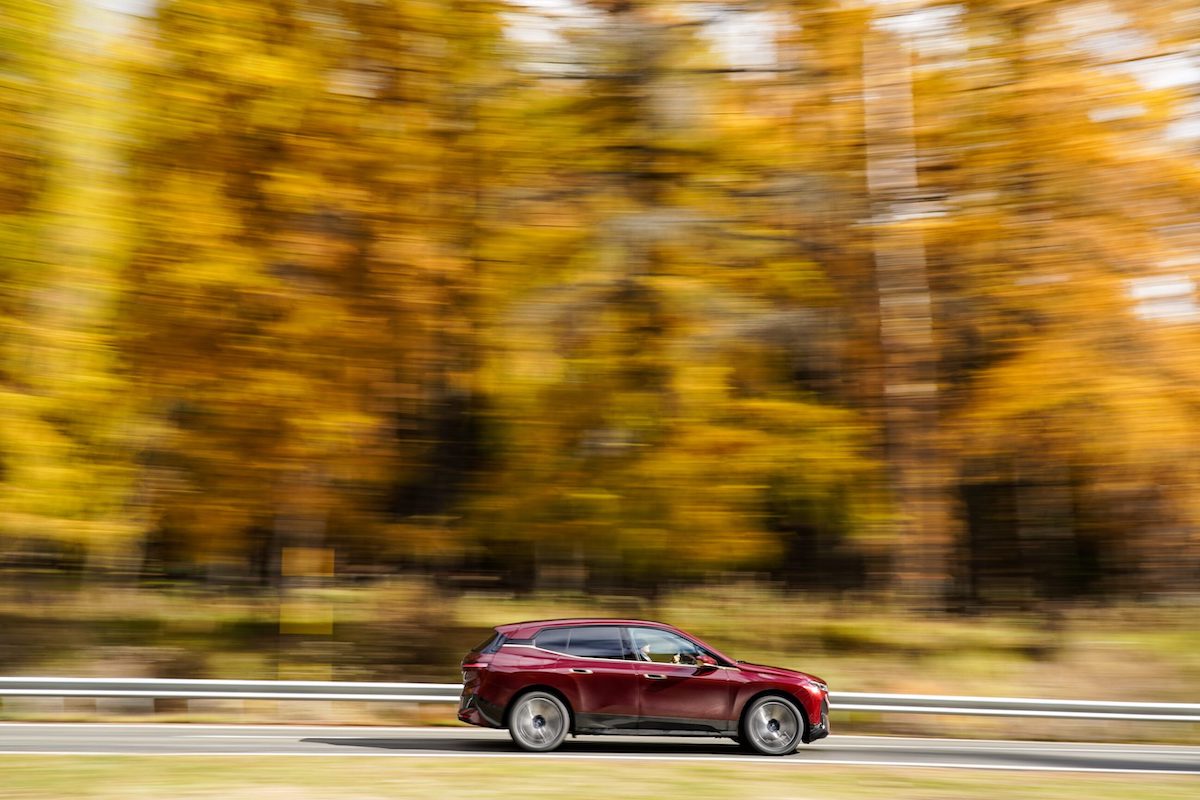 BMW iX è la nuova ammiraglia bavarese proiettata nel futuro