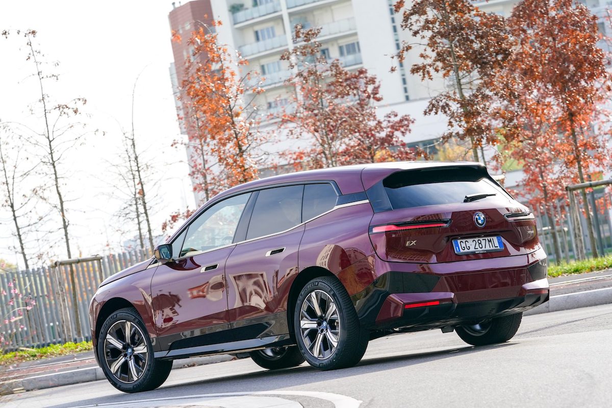 BMW iX è la nuova ammiraglia bavarese proiettata nel futuro