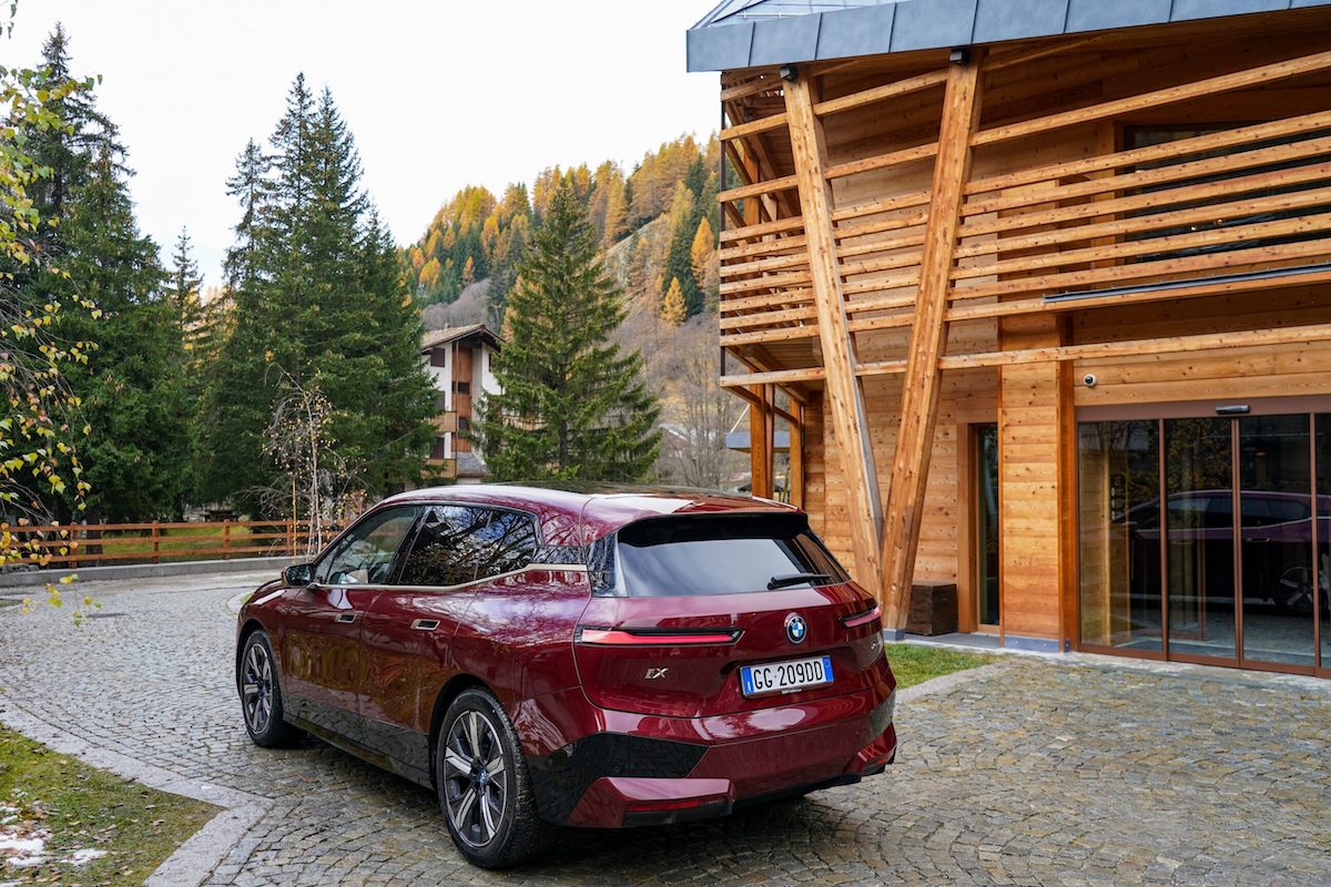 BMW iX è la nuova ammiraglia bavarese proiettata nel futuro