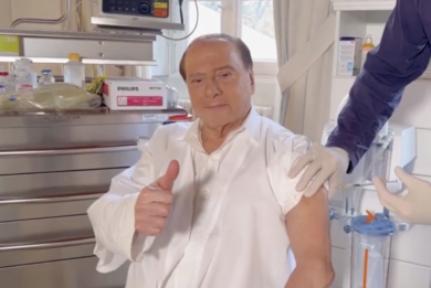 Vaccino, la terza dose a Berlusconi: “Dobbiamo evitare nuovi lutti e lockdown”