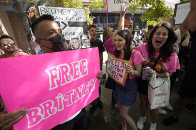 Britney Spears “malata di demenza, costretta a lavorare sotto ricatto”