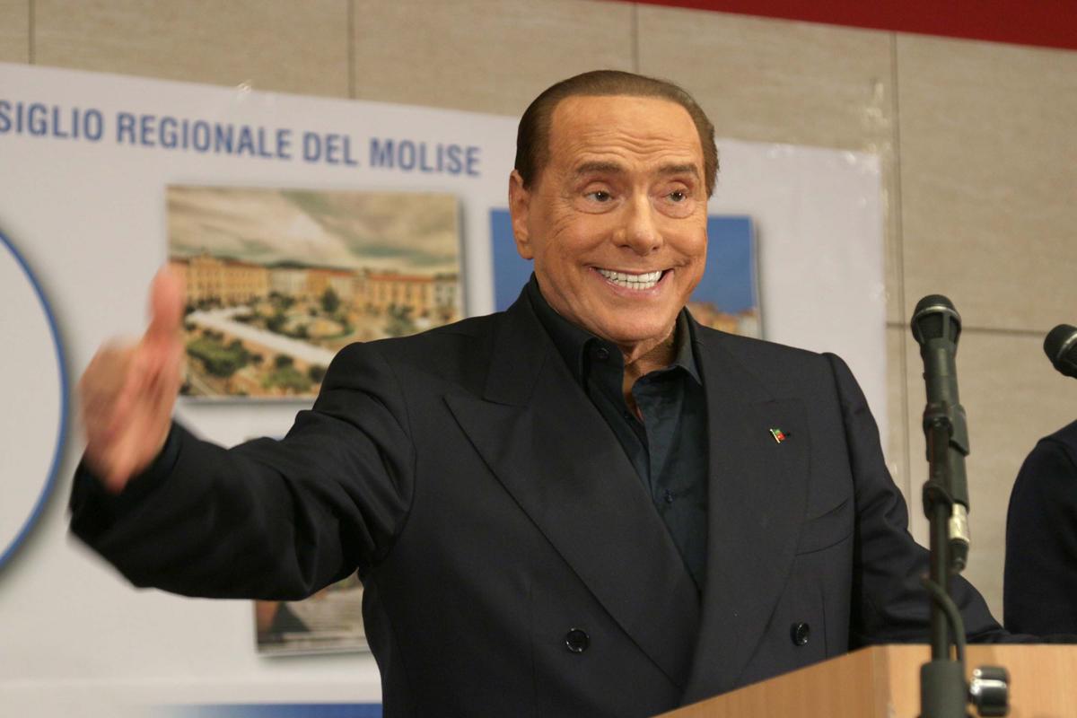Berlusconi vuole il Quirinale e amoreggia pure coi 5s: “Il Rdc aiuta i poveri” Berlusconi vuole il Quirinale e amoreggia pure coi 5s: “Il Rdc aiuta i poveri”