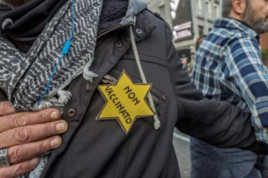 No Vax, se non ci fosse il vaccino pregherebbero Dio in ginocchio di darcelo