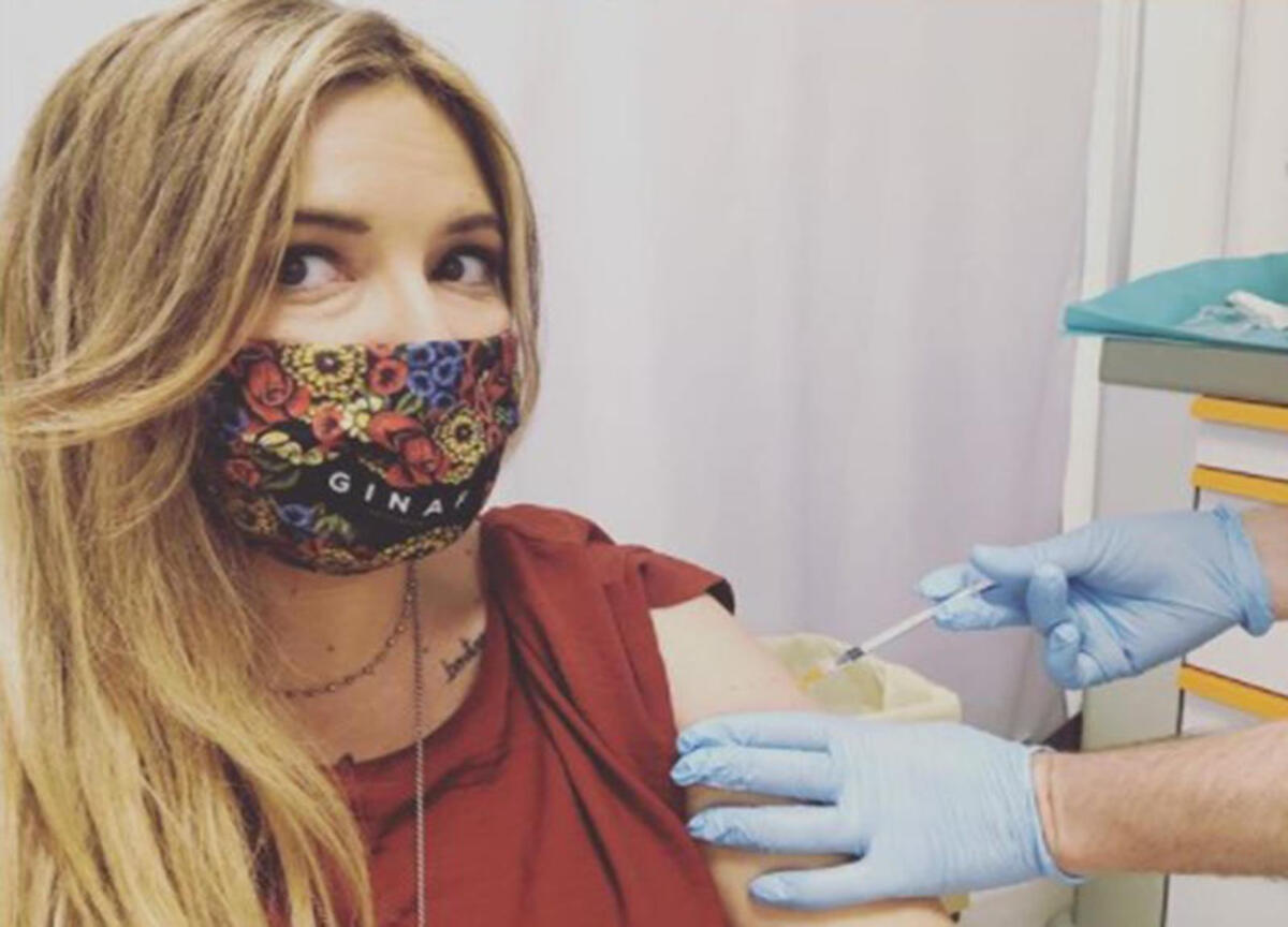 Selvaggia Lucarelli aggredita, testata da un No Vax al Circo Massimo. VIDEO