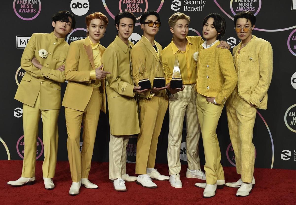 Måneskin in smoking-papillon agli American Music Awards e il trionfo del K-pop Måneskin in smoking-papillon agli American Music Awards e il trionfo del K-pop