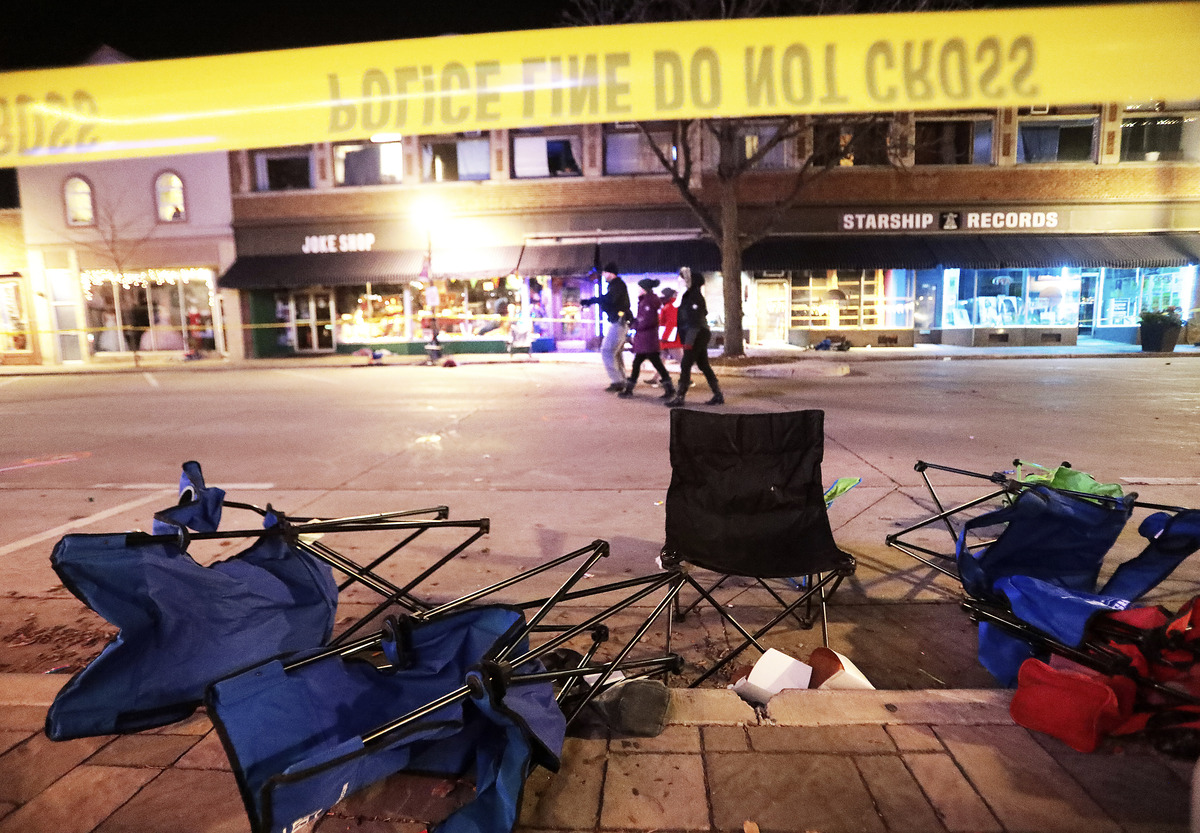 Usa, strage in Wisconsin: 5 morti, 40 feriti. Fermato un rapper 39enne VIDEO Usa, strage in Wisconsin: 5 morti, 40 feriti. Fermato un rapper 39enne VIDEO