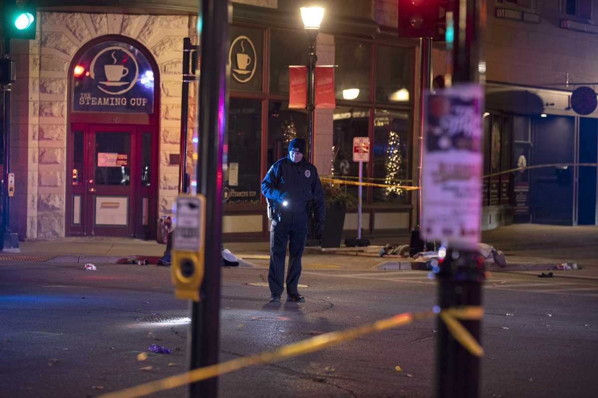 Usa, strage in Wisconsin: 5 morti, 40 feriti. Fermato un rapper 39enne VIDEO Usa, strage in Wisconsin: 5 morti, 40 feriti. Fermato un rapper 39enne VIDEO