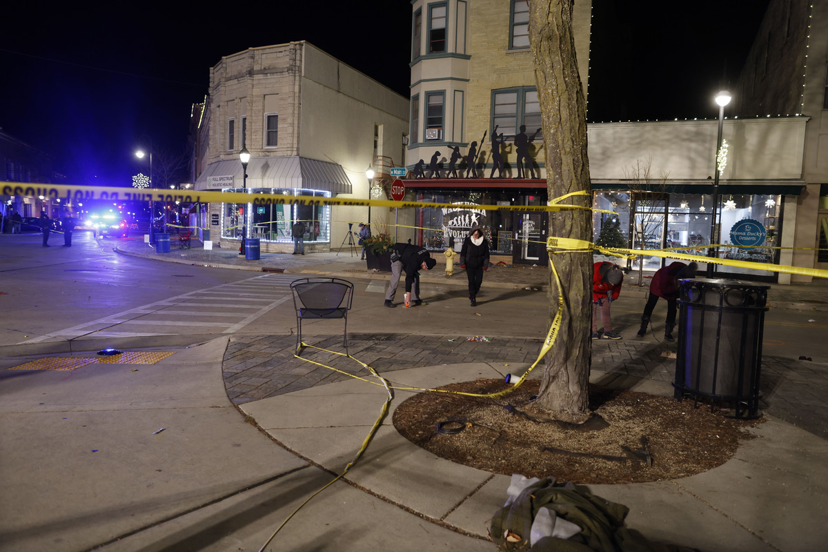 Usa, strage in Wisconsin: 5 morti, 40 feriti. Fermato un rapper 39enne VIDEO Usa, strage in Wisconsin: 5 morti, 40 feriti. Fermato un rapper 39enne VIDEO