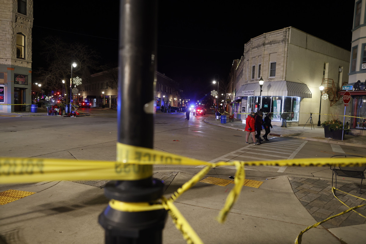 Usa, strage in Wisconsin: 5 morti, 40 feriti. Fermato un rapper 39enne VIDEO Usa, strage in Wisconsin: 5 morti, 40 feriti. Fermato un rapper 39enne VIDEO
