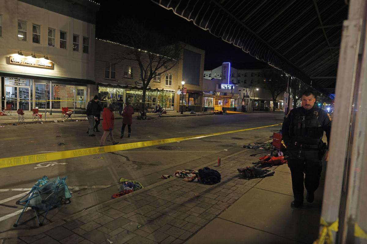 Usa, strage in Wisconsin: 5 morti, 40 feriti. Fermato un rapper 39enne VIDEO Usa, strage in Wisconsin: 5 morti, 40 feriti. Fermato un rapper 39enne VIDEO