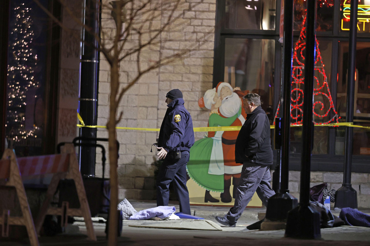 Usa, strage in Wisconsin: 5 morti, 40 feriti. Fermato un rapper 39enne VIDEO Usa, strage in Wisconsin: 5 morti, 40 feriti. Fermato un rapper 39enne VIDEO